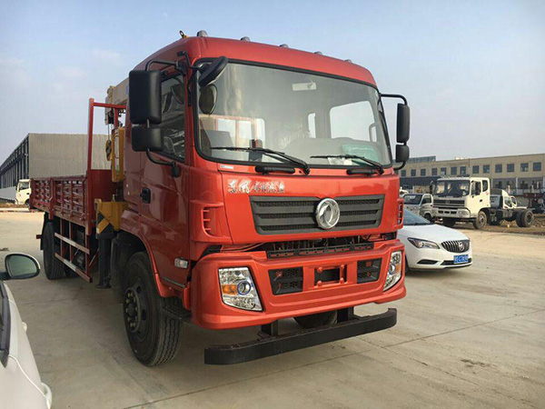 東風5.8米貨箱隨車吊